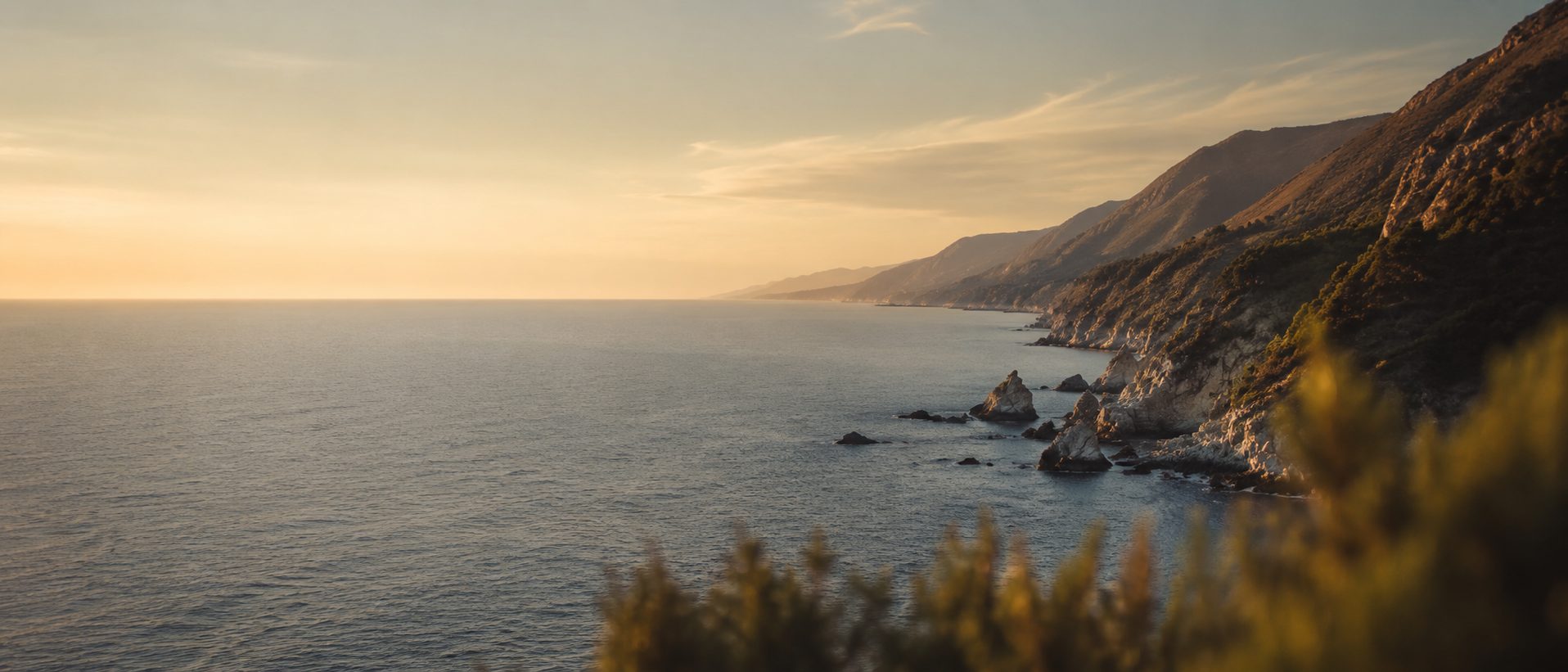 Costa al atardecer — LEGEL Servicios Jurídicos