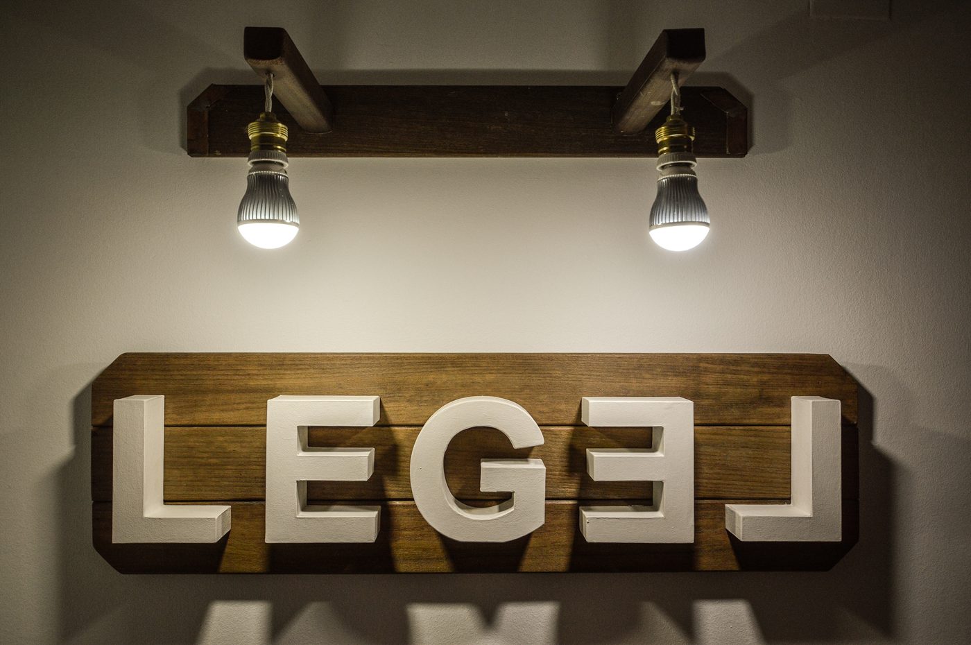 Cartel de madera con el logotipo de LEGEL Servicios Jurídicos